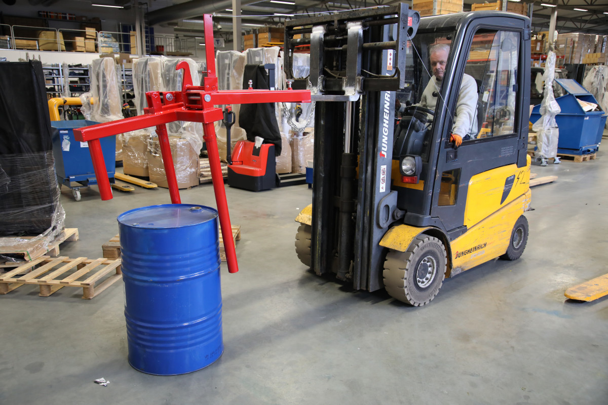 Statinių kėlimo ir pakreipimo įtaisas