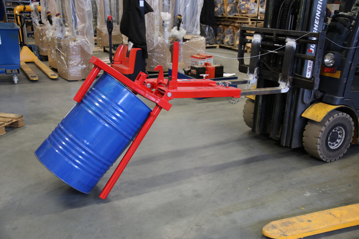 Statinių kėlimo ir pakreipimo įtaisas