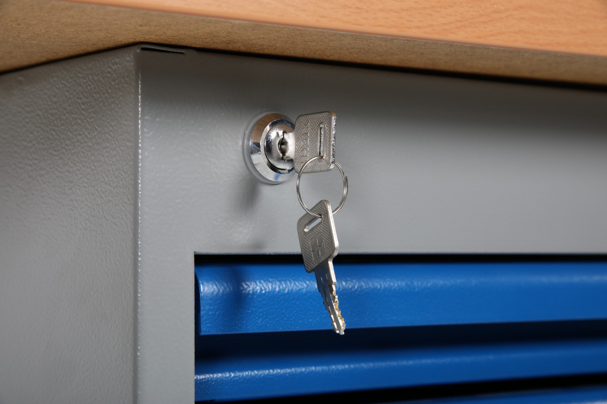 Tvirti darbastaliai su stalčių bloku