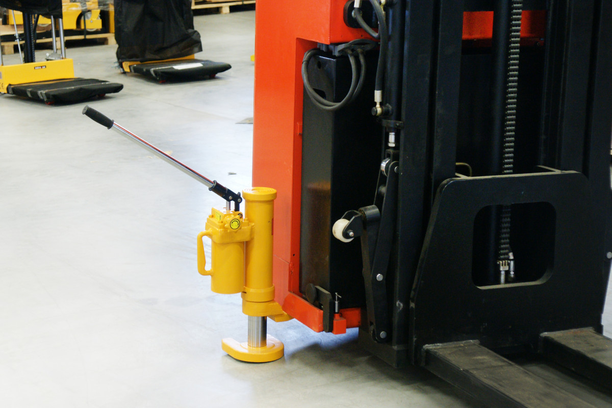 Universalus hidraulinis domkratas su koja