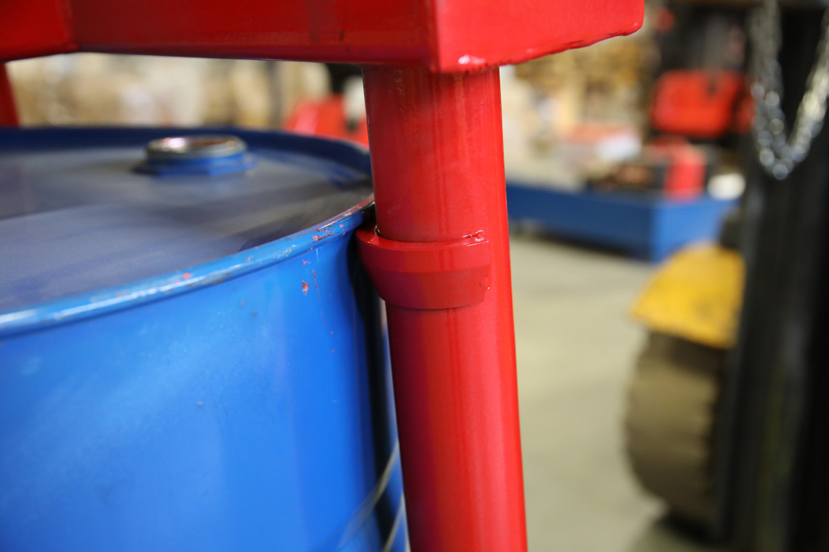 Statinių kėlimo ir pakreipimo įtaisas