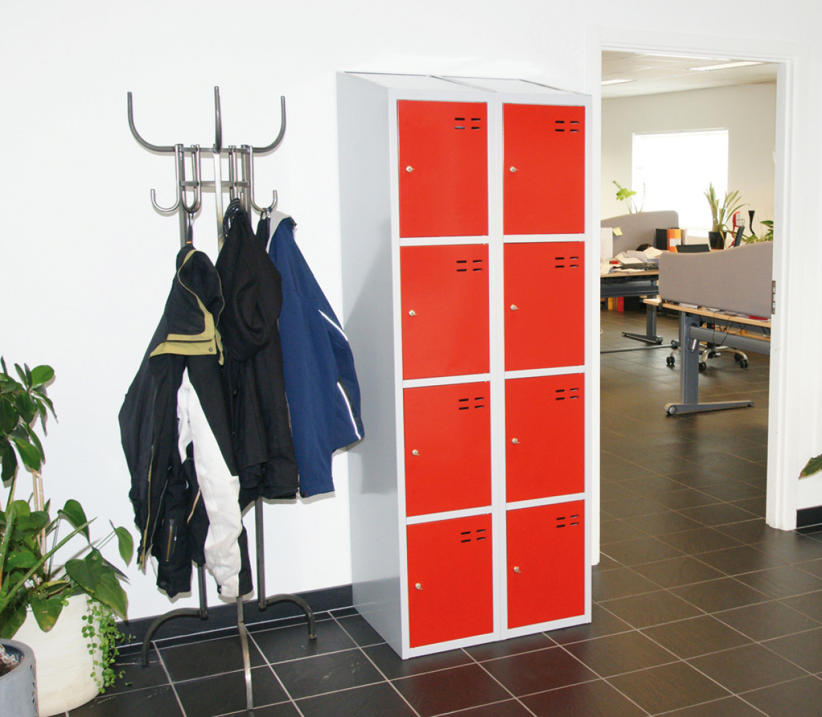 Aštuonių skyrių persirengimo spintelė