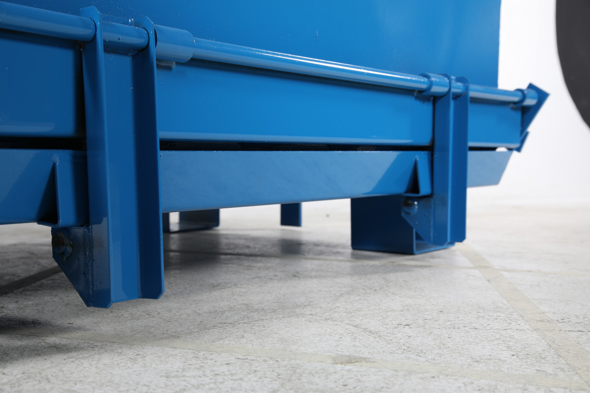 Konteineriai išpylami per dugną