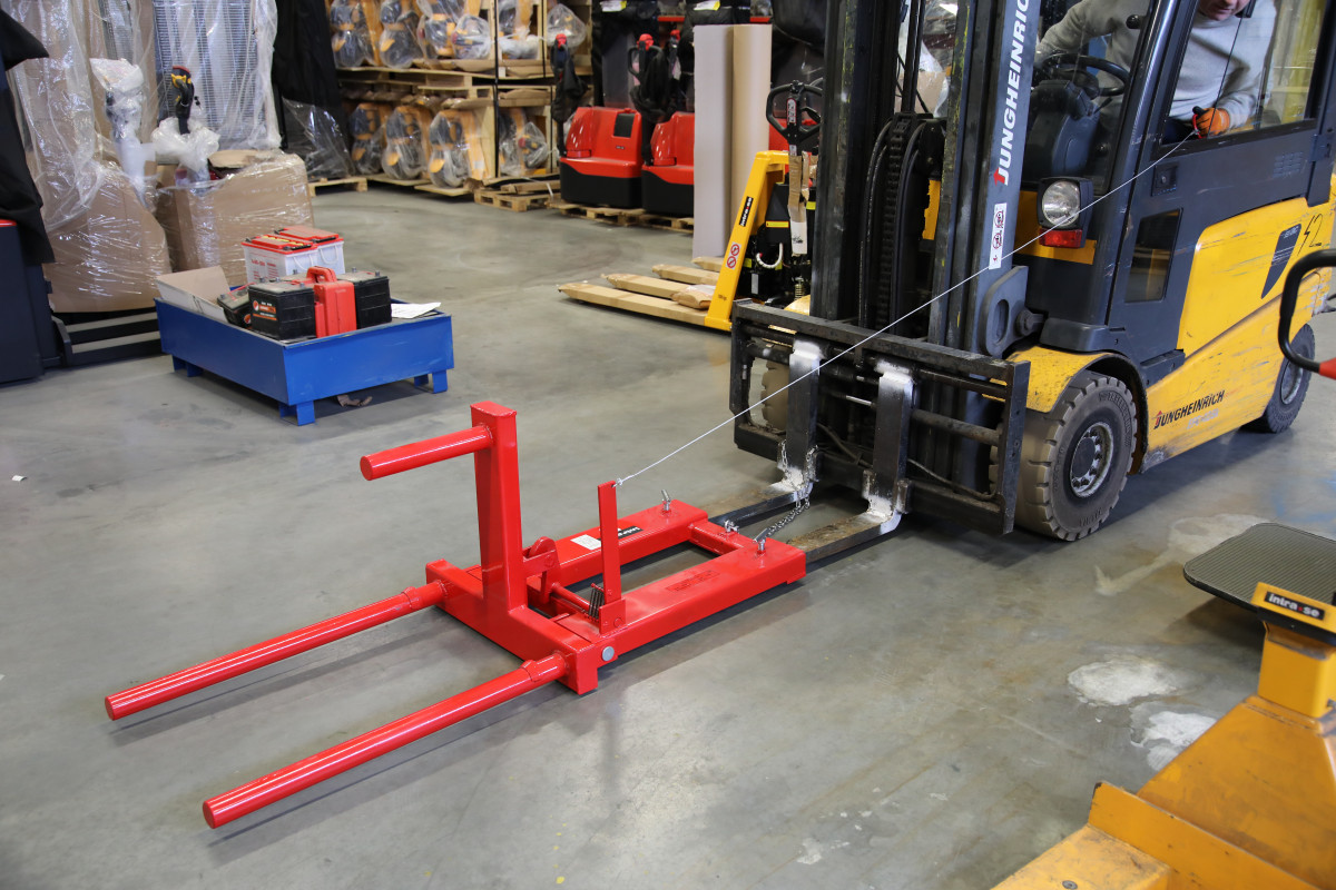 Statinių kėlimo ir pakreipimo įtaisas