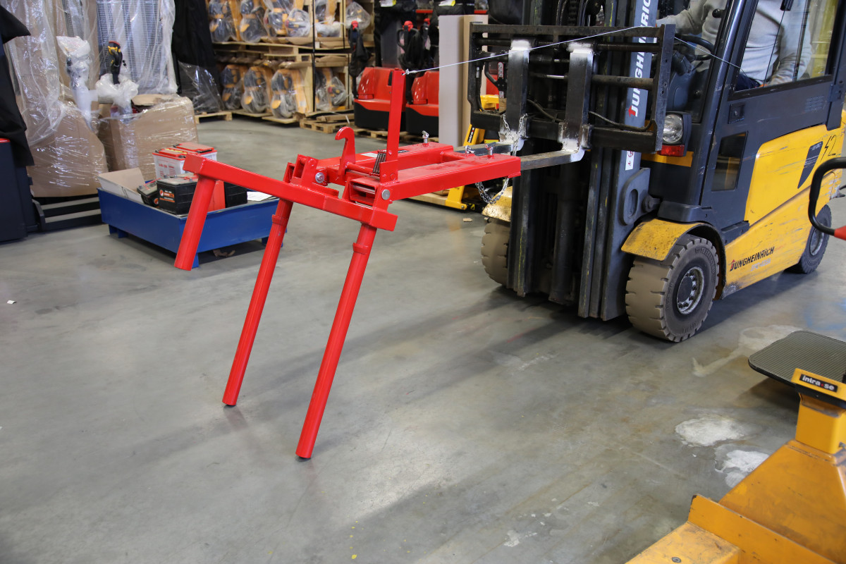 Statinių kėlimo ir pakreipimo įtaisas