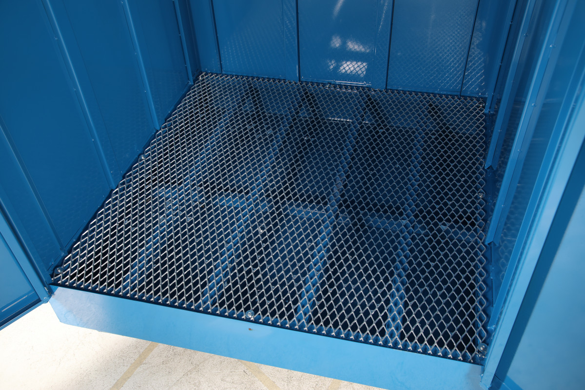 Uždaros nuotekų surinkimo talpos skirtos saugiam vertikaliai laikomų statinių sandėliavimui ir galimų nuotėkių surinkimui.